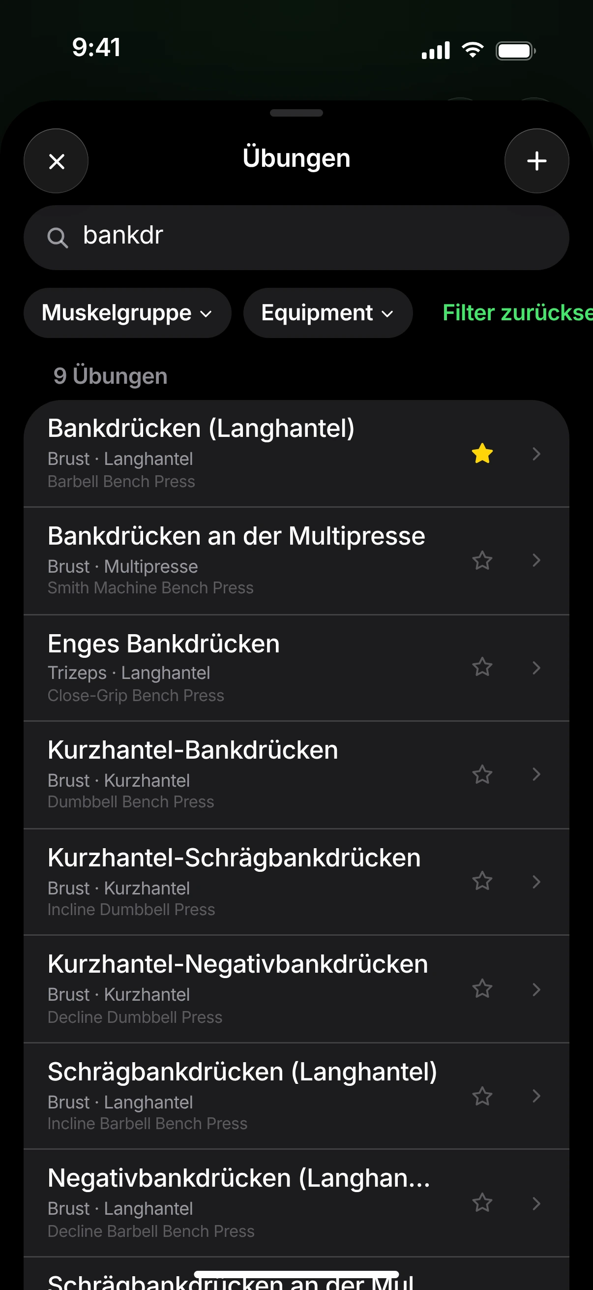 Übungssuche mit der Eingabe „bankdr“: neun Treffer wie Bankdrücken mit Langhantel, an der Multipresse und mit Kurzhanteln.